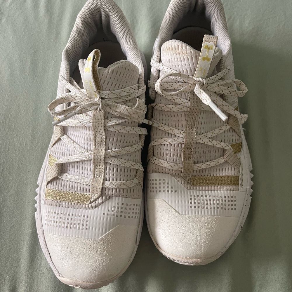 Womens 7 1/2 under armour volleyball shoes